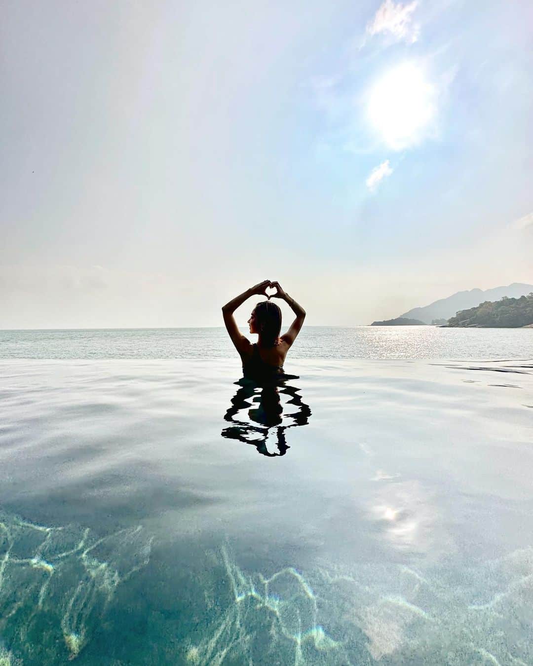 CARINA（日向カリーナ）のインスタグラム：「INFINITY POOL🤍🐚 #malaysia  #langkawi」
