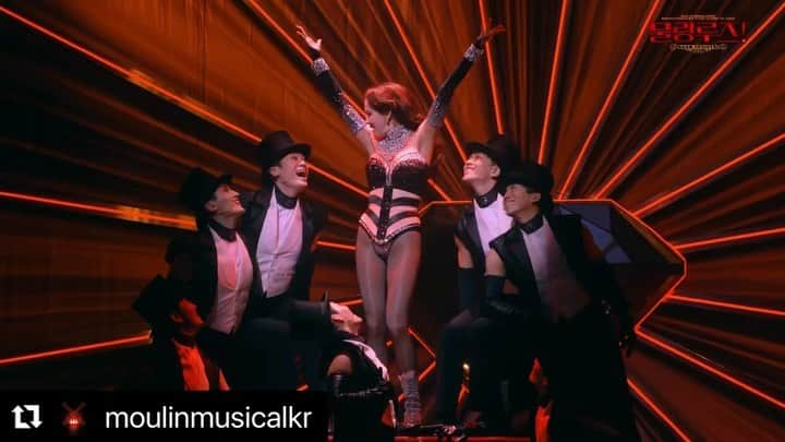 キム・ジウのインスタグラム：「. . . 잊지못해 나의 Moulin Rouge🌹🌹🌹🌹 나의 Satine💎💎💎💎💎💎💎 . . #Repost @moulinmusicalkr with @use.repost ・・・ 𝐖𝐄𝐋𝐂𝐎𝐌𝐄 𝐓𝐎 𝐌𝐎𝐔𝐋𝐈𝐍 𝐑𝐎𝐔𝐆𝐄! 𝐓𝐇𝐄 𝐌𝐔𝐒𝐈𝐂𝐀𝐋💃 ⠀ 뮤지컬 물랑루즈! 아시아 초연의 수상을 기념하며, 빨갛게 물들었던 지난 겨울🐘 물랑루즈! 클럽의 공연 영상을 살짝 공개합니다❣️ ⠀ 우리는 𝘾𝘼𝙉 𝘾𝘼𝙉 𝘾𝘼𝙉!! 우리는 𝘾𝘼𝙉 𝘾𝘼𝙉 𝘾𝘼𝙉!! 𝙀𝙑𝙀𝙍𝙔𝘽𝙊𝘿𝙔 𝘾𝘼𝙉 𝘾𝘼𝙉🎉🎉 ⠀ 뮤지컬 물랑루즈! 아시아 초연 2022.12.16 ~ 2023.03.05 블루스퀘어 신한카드홀🐘 ⠀ #MoulinRougeTheMusical #SEOUL #뮤지컬물랑루즈! #아시아초연 #뮤지컬 #물랑루즈! #블루스퀘어 #신한카드홀 #널_사랑해 #시간의_끝까지 #영원히」