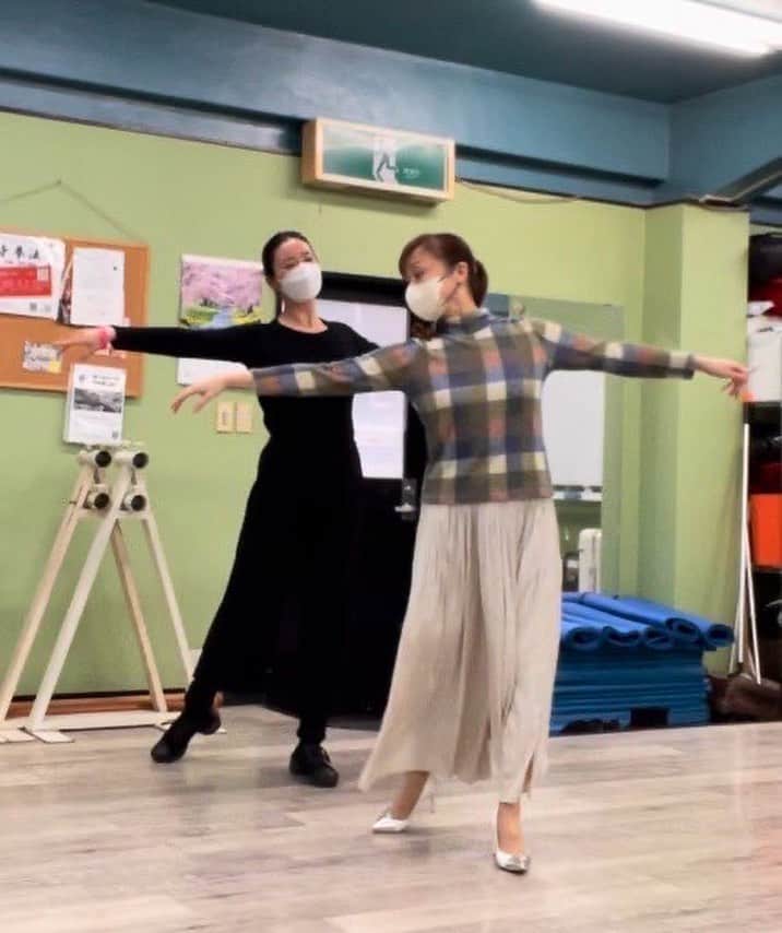 のインスタグラム：「『EVERGREEN HIT SONGS IN SHOWA ERA 2023』 いよいよ来週になりました😊✨ なんと！こだま愛さんの『白き椿』の振り付けをさせて頂きました😊👏👏 みみさんと一緒に踊らせて頂きます🎉 光栄です❤️頑張ります！ みみさんがこのお写真送って下さいました😍😍😍  仲間達と切磋琢磨して絶賛お稽古中です✨✨  先日お稽古後にオーディションだったのですが、同期のたらちゃんが一緒に時間までお茶してくれた❤️ 優しい❤️❤️❤️  舞台は3日間毎日日替わりになってます❣️ ぜひお見逃しなくー(๑>◡<๑)✨✨  チケットは、 mission.ticket.center@gmail.com までお待ちしてます。」