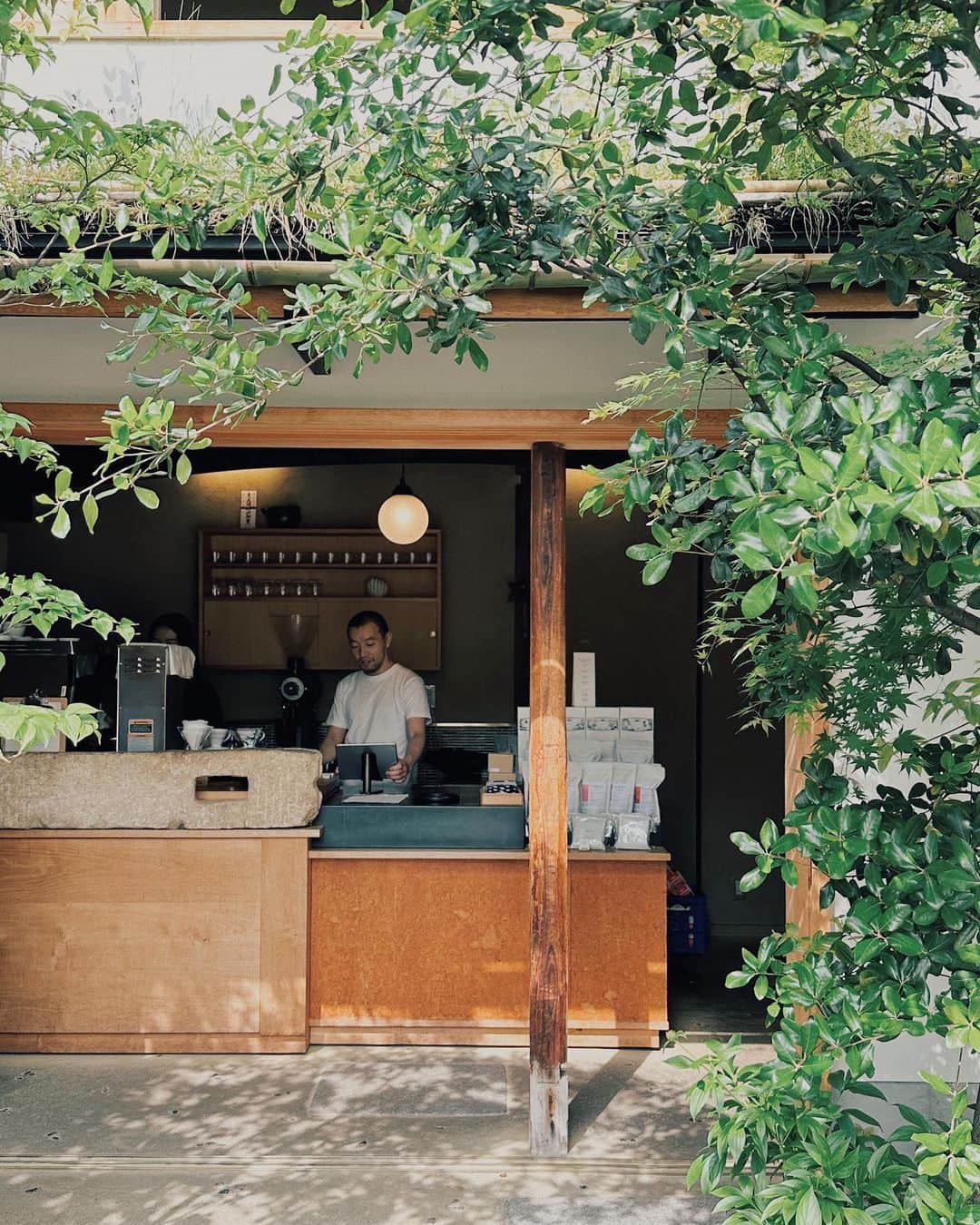 徐琁さんのインスタグラム写真 - (徐琁Instagram)「京都六天的旅程去了兩次 咖啡實在是很好喝☕️ 還外帶了好幾包咖啡豆回家 兩家分店都太愛了🥹🫶🏻  #cosinkyoto🌸」4月28日 15時34分 - cos55555