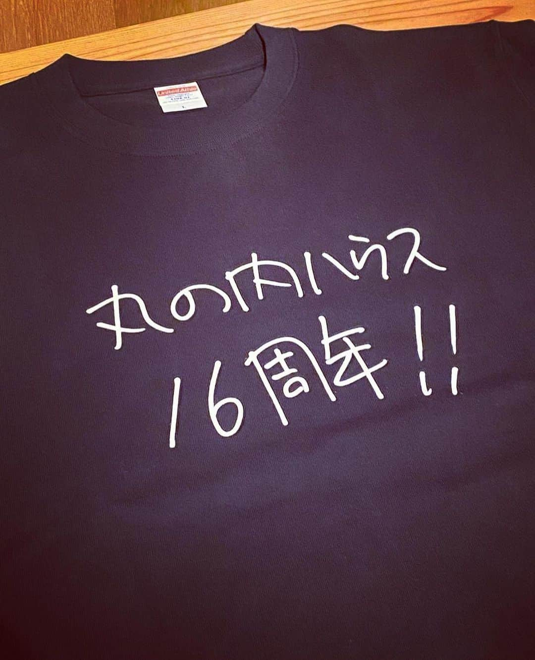 KEN KAGAMIさんのインスタグラム写真 - (KEN KAGAMIInstagram)「regram @izumitamada  丸の内ハウス16周年スタッフ用Tシャツをデザインさせて頂きました。」4月28日 15時35分 - kenkagami