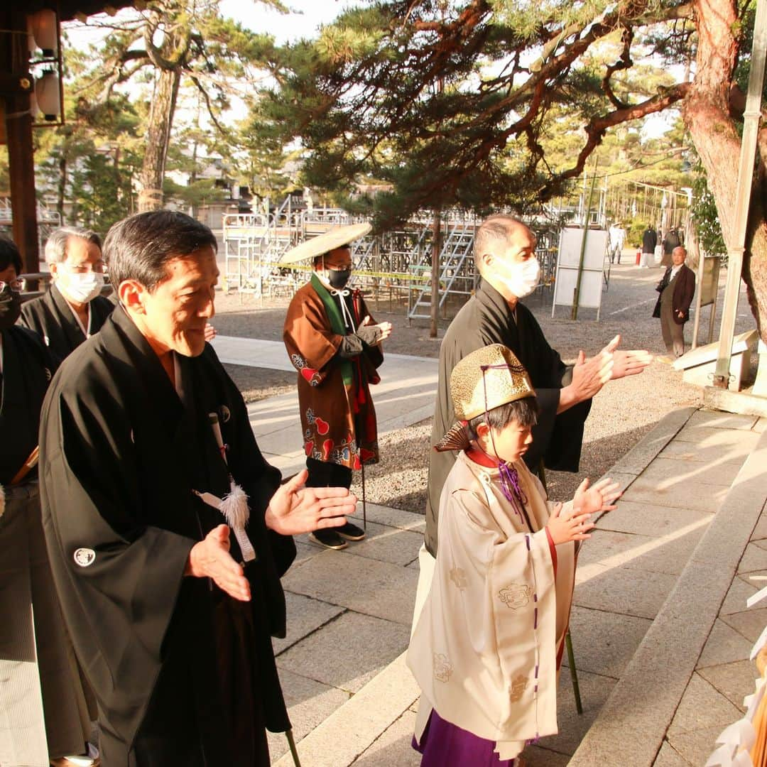 滋賀県長浜市さんのインスタグラム写真 - (滋賀県長浜市Instagram)「長浜曳山祭ダイジェスト(2)御幣迎え、くじ取り式、十三日番。御幣が各山組に渡り、出番山の狂言順が決まり、十三日番で本格的な衣装を纏った狂言が行われました。#長浜#nagahama#長浜曳山祭#festival#長浜450年」4月28日 15時46分 - nagahama_city