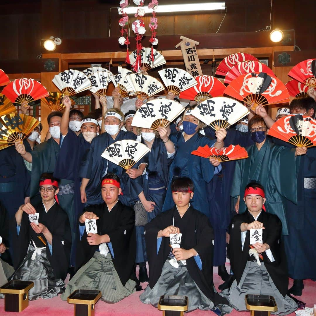 滋賀県長浜市さんのインスタグラム写真 - (滋賀県長浜市Instagram)「長浜曳山祭ダイジェスト(2)御幣迎え、くじ取り式、十三日番。御幣が各山組に渡り、出番山の狂言順が決まり、十三日番で本格的な衣装を纏った狂言が行われました。#長浜#nagahama#長浜曳山祭#festival#長浜450年」4月28日 15時46分 - nagahama_city