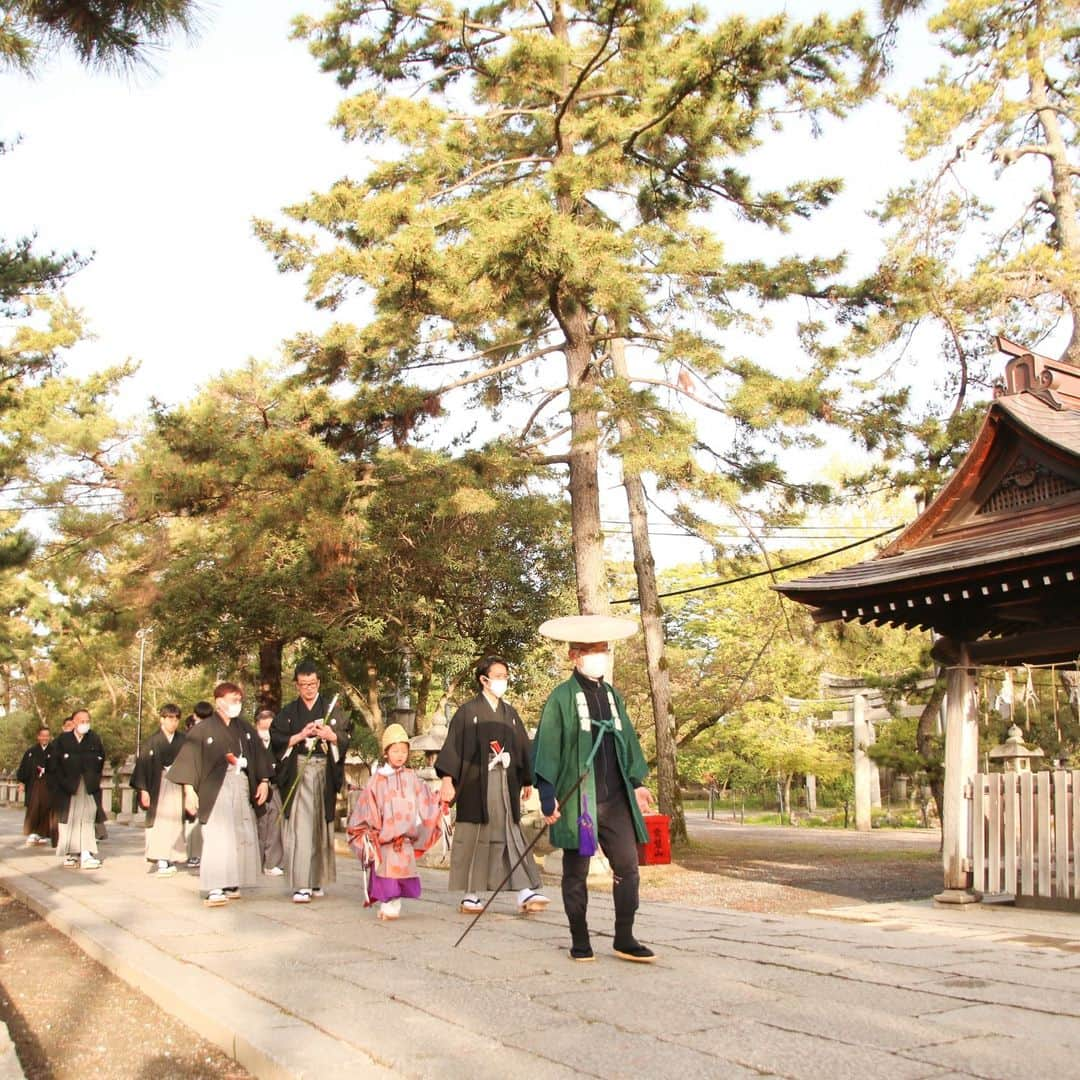 滋賀県長浜市のインスタグラム：「長浜曳山祭ダイジェスト(2)御幣迎え、くじ取り式、十三日番。御幣が各山組に渡り、出番山の狂言順が決まり、十三日番で本格的な衣装を纏った狂言が行われました。#長浜#nagahama#長浜曳山祭#festival#長浜450年」