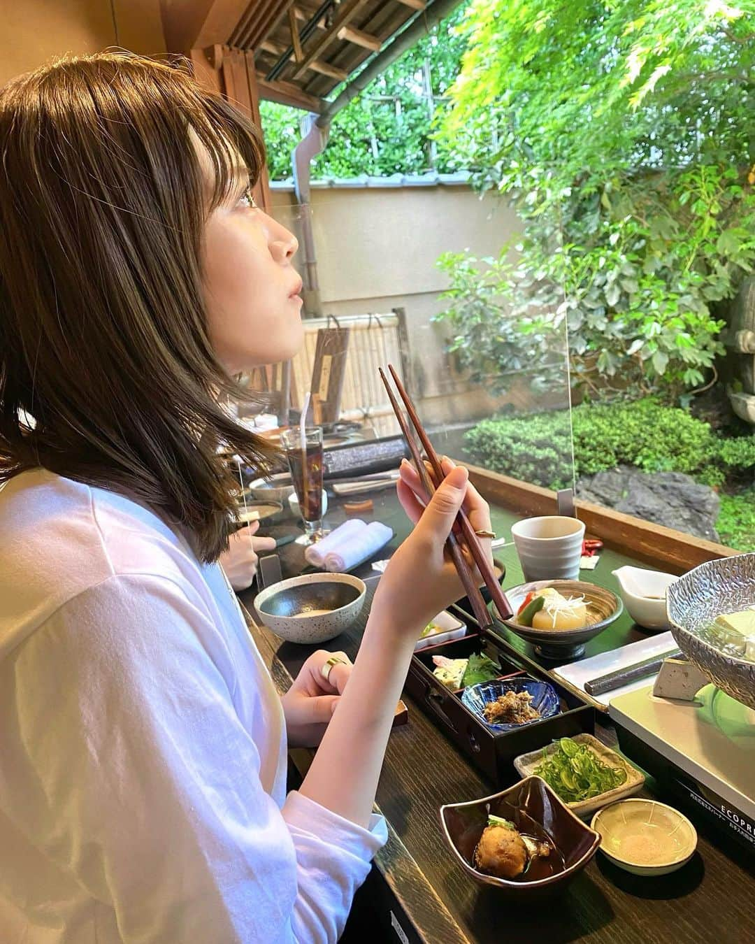 山崎怜奈さんのインスタグラム写真 - (山崎怜奈Instagram)「. 幼馴染が誘ってくれて、京都で社寺と食をめぐるサイクリング。とはいえ最近なかなか自転車に乗っていなかったので、山道や川沿いをヒーヒー言いながら漕いでました🚲  ◾️4月28日(金) 21:00〜ABEMA Primeに出演します。 4月からアベプラレギュラーメンバーとして 参加させていただくことになりました🙇🏻‍♂️ 今日も学びながら頑張ります。ぜひご覧ください！」4月28日 15時54分 - rena_yamazaki.official