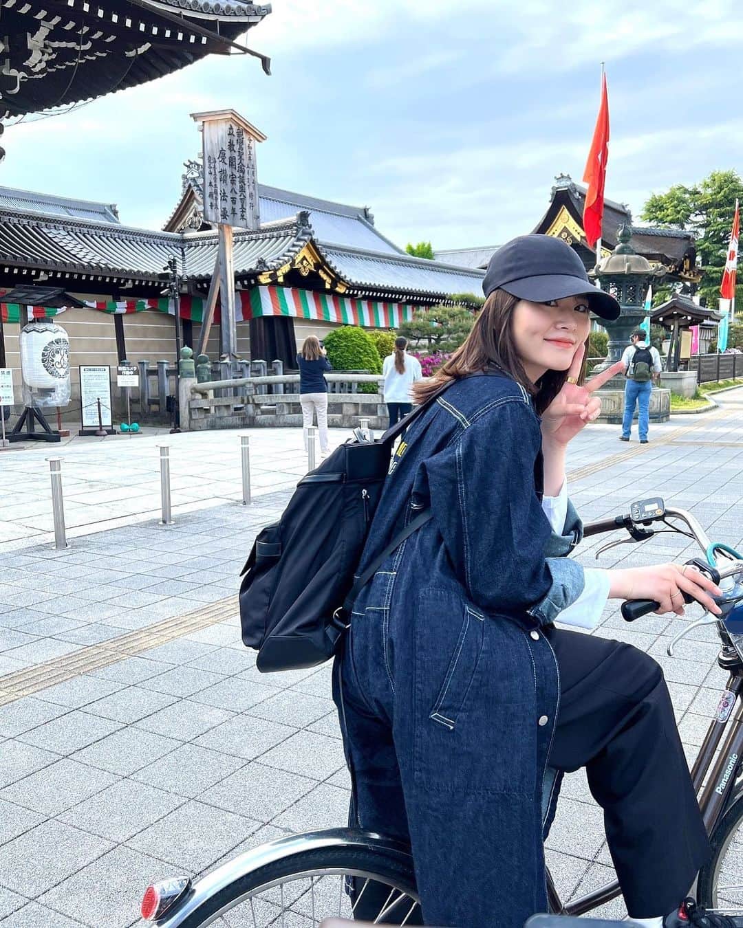 山崎怜奈さんのインスタグラム写真 - (山崎怜奈Instagram)「. 幼馴染が誘ってくれて、京都で社寺と食をめぐるサイクリング。とはいえ最近なかなか自転車に乗っていなかったので、山道や川沿いをヒーヒー言いながら漕いでました🚲  ◾️4月28日(金) 21:00〜ABEMA Primeに出演します。 4月からアベプラレギュラーメンバーとして 参加させていただくことになりました🙇🏻‍♂️ 今日も学びながら頑張ります。ぜひご覧ください！」4月28日 15時54分 - rena_yamazaki.official