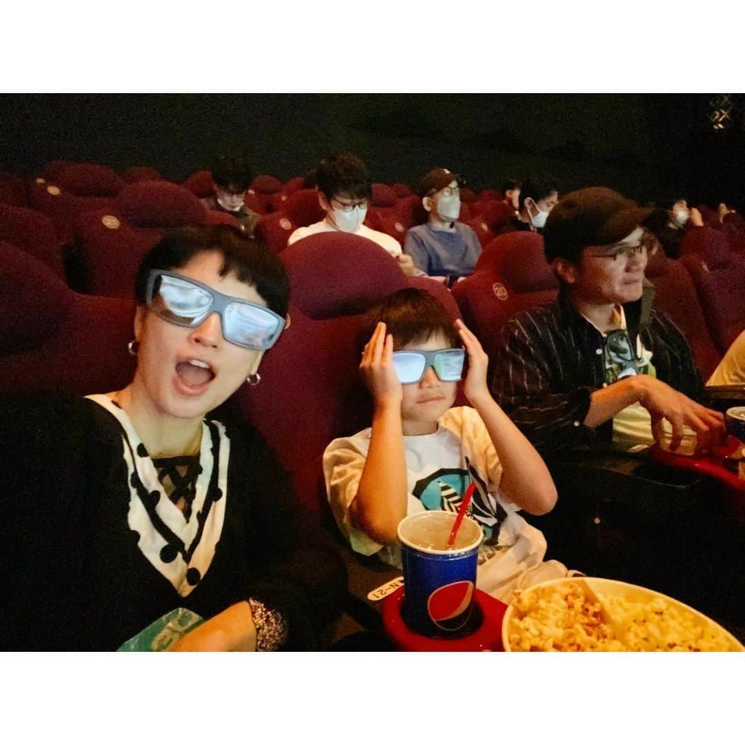 桃生亜希子のインスタグラム：「久しぶりに家族でMovie Day🌞 　 　I MAXで『Super Mario bros movie』🍄🌟❓✊💥 　 　マリオとルイジ、キャラクター達がリアルに生きていてちょっとじ〜んと来た。😆✨ 　 　私が9才の時から知っているマリオ。(友達か？) が 進化して、9才の息子と映画を観ている不思議。🌈  　音楽も映像もセンスが良くて、完璧なエンターテイメントだったよ。  　クッパの声がJack Blackなのも最高。❤️✨🐢  #街角シリーズだよ  #ぱぱmと息子k #supermariobrosmovie」