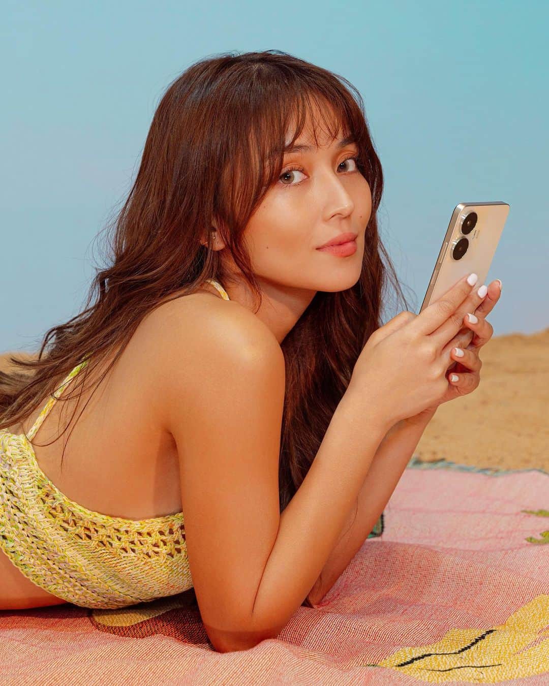 Kathryn Bernardoのインスタグラム：「The Stylish Champion is finally here! 💛   To celebrate its arrival, I'll be giving away a realme C55 to one lucky winner! Here's how to join:  1. Like this post.  2. Follow @realmePhilippines on Instagram. 3. Comment on the first pinned post of @realmePhilippines with 3 emojis that represent a “Stylish Champion” and tag 3 of your friends, then don't forget to use the hashtags #realmeC55 #TheStylishChampion #DoTheCapsule 😊」