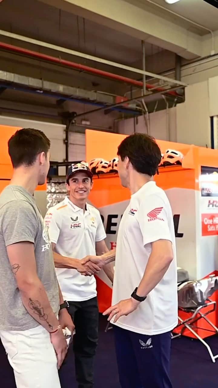 レプソル・ホンダのインスタグラム：「“Take care of my bike!” Some wise words from @marcmarquez93 to @ikerlecuona_27 before the 2️⃣7️⃣ gets on the Honda.」