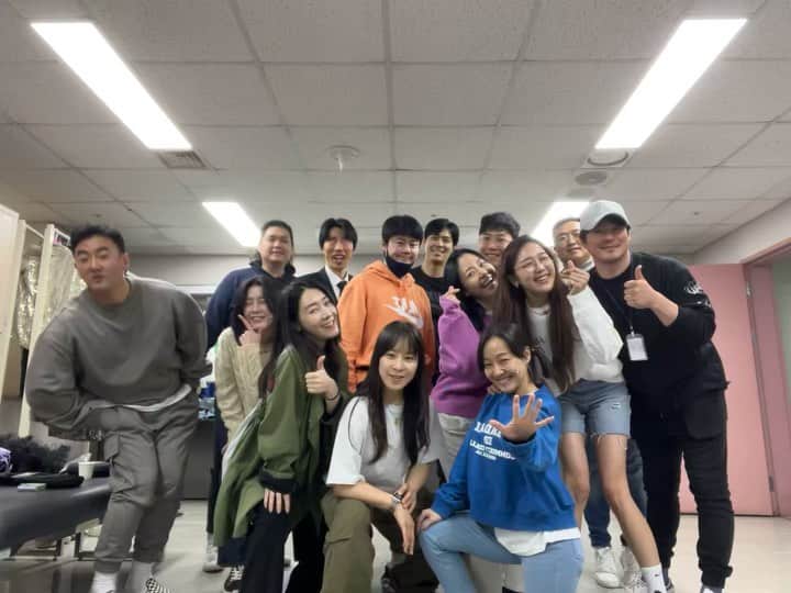 ユ・ジヨンのインスタグラム：「이렇게.. 전 캐스트가  다 모인게 얼마만인지..🥹 너무 그리웠어요.😍 사랑합니다🙏  #복길잡화점 #성남공연 #4월29일30일  #성남아트센터앙상블시어터  #전석매진_감사합니다 #이멤버로는마지막」