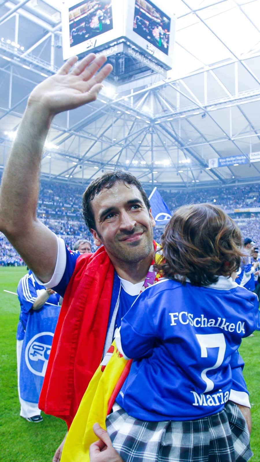 シャルケ04のインスタグラム：「Heute vor 1️⃣1️⃣ Jahren: @raulgonzalez trifft in seinem letzten Spiel für #S04 - es folgen emotionale Momente für die Ewigkeit 🙌🏻 . . #S04 #Schalke #Knappen #Königsblau #Flashback #FladhbackFriday #OnThisDay」