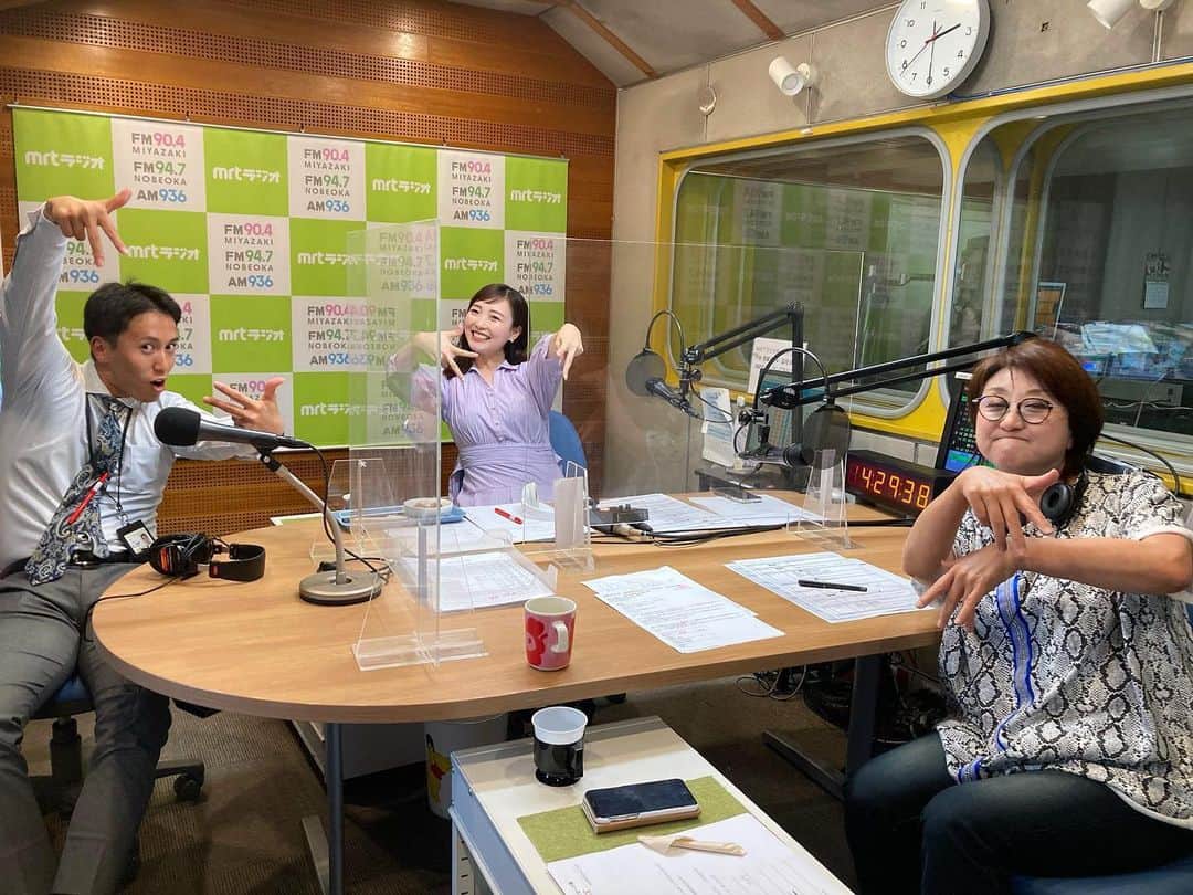 清水玲のインスタグラム：「・ ・  今週も水木GO!GO!お付き合い頂き ありがとうございました🥰  昨日のジェネレーションラップバトルのコーナーは、 金曜日担当の澁谷くんが参戦してくれました😂 正しくは乱入？ですかね笑  聞き逃した方はぜひradikoでどうぞ😂  来週は『子ども時代の遊び』がテーマ❣️ あの方が登場される…かも？！？  来週もお聴きください〜🎏✨  ・ ・  #宮崎#宮崎放送#MRT #ラジオ#ラップバトル#radiko」