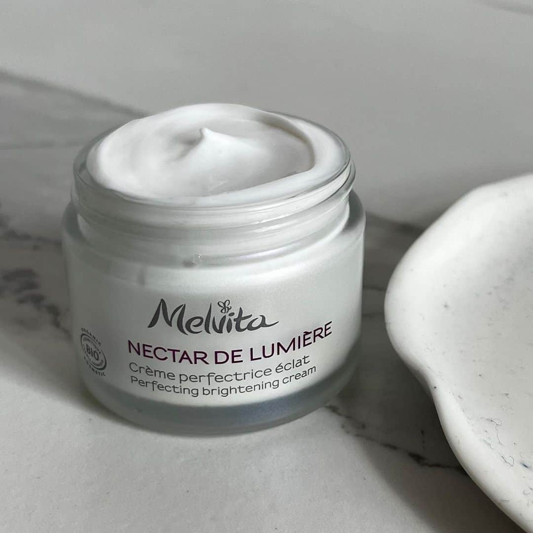 Melvita Officialのインスタグラム：「Let it glow !  Le saviez vous ? 84% des femmes qui l'ont testé trouvent leur peau plus belle et lumineuse.  Son truc en plus ? Une texture fondante et un parfum floral 🥰  #Melvita #Nectardelumiere #cream #cosmetiquebio」