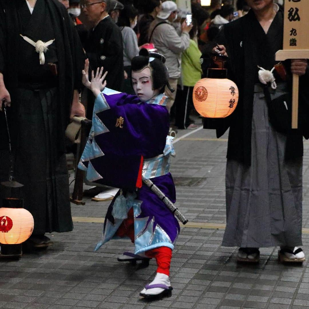 滋賀県長浜市さんのインスタグラム写真 - (滋賀県長浜市Instagram)「長浜曳山祭ダイジェスト(3)登り山、夕渡り。本日（ほんび）に向けて、出番山が長浜八幡宮に向かう登り山が行われた後、子ども役者が各山組に帰る夕渡り。いよいよ祭も最高潮に近づきました。#長浜#nagahama#長浜曳山祭#festival#hikiyama#長浜450年」4月28日 15時59分 - nagahama_city