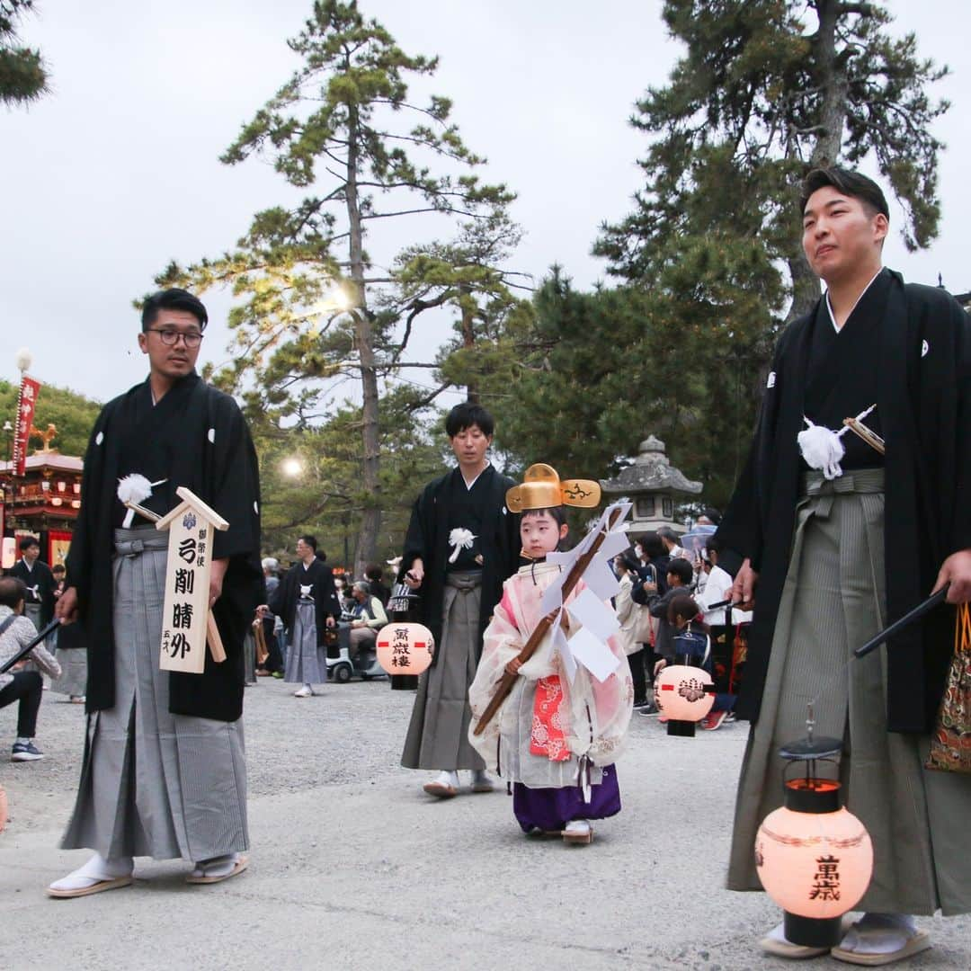 滋賀県長浜市さんのインスタグラム写真 - (滋賀県長浜市Instagram)「長浜曳山祭ダイジェスト(3)登り山、夕渡り。本日（ほんび）に向けて、出番山が長浜八幡宮に向かう登り山が行われた後、子ども役者が各山組に帰る夕渡り。いよいよ祭も最高潮に近づきました。#長浜#nagahama#長浜曳山祭#festival#hikiyama#長浜450年」4月28日 15時59分 - nagahama_city