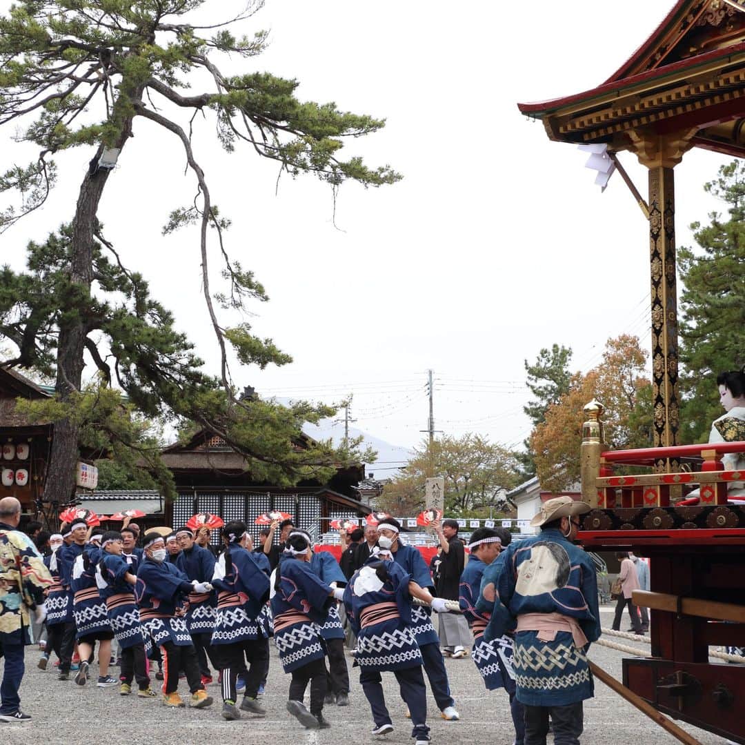 滋賀県長浜市のインスタグラム：「長浜曳山祭ダイジェスト(3)登り山、夕渡り。本日（ほんび）に向けて、出番山が長浜八幡宮に向かう登り山が行われた後、子ども役者が各山組に帰る夕渡り。いよいよ祭も最高潮に近づきました。#長浜#nagahama#長浜曳山祭#festival#hikiyama#長浜450年」