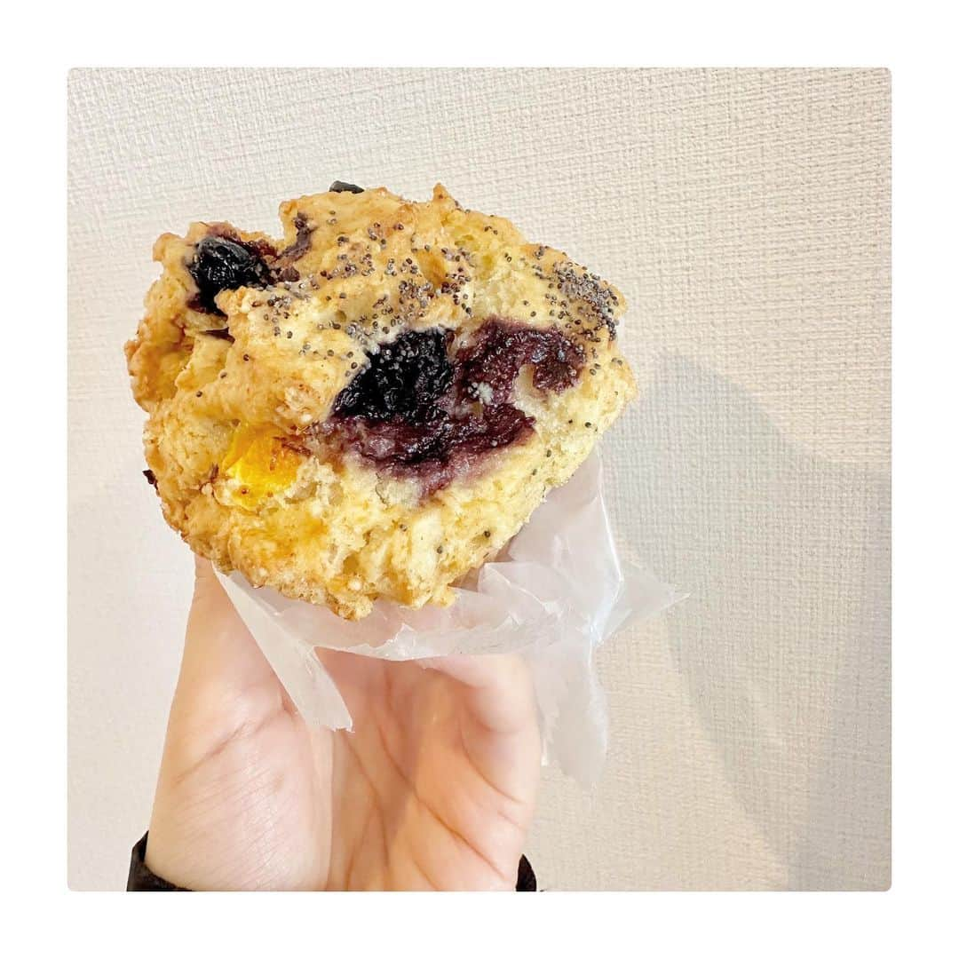 牧野由依さんのインスタグラム写真 - (牧野由依Instagram)「はぁ、幸せかよ🍊🫐  #gomuffinsgo #vegan #sweets」4月28日 16時05分 - yui_makino0119