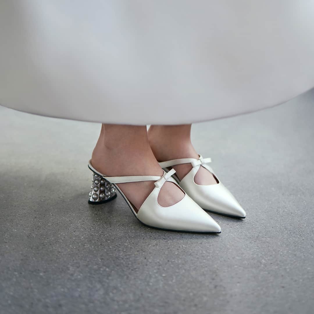 CHARLES & KEITHさんのインスタグラム写真 - (CHARLES & KEITHInstagram)「Walk down the aisle with confidence in the beaded heel bow mules and quilted two-way zip mini bag. The latter is perfect for holding all your makeup for touch-ups.  Click on the link in bio to explore and shop the bridal range.  #CharlesKeithSaysYes #CharlesKeithSS23 #CharlesKeithOfficial」4月28日 16時00分 - charleskeithofficial