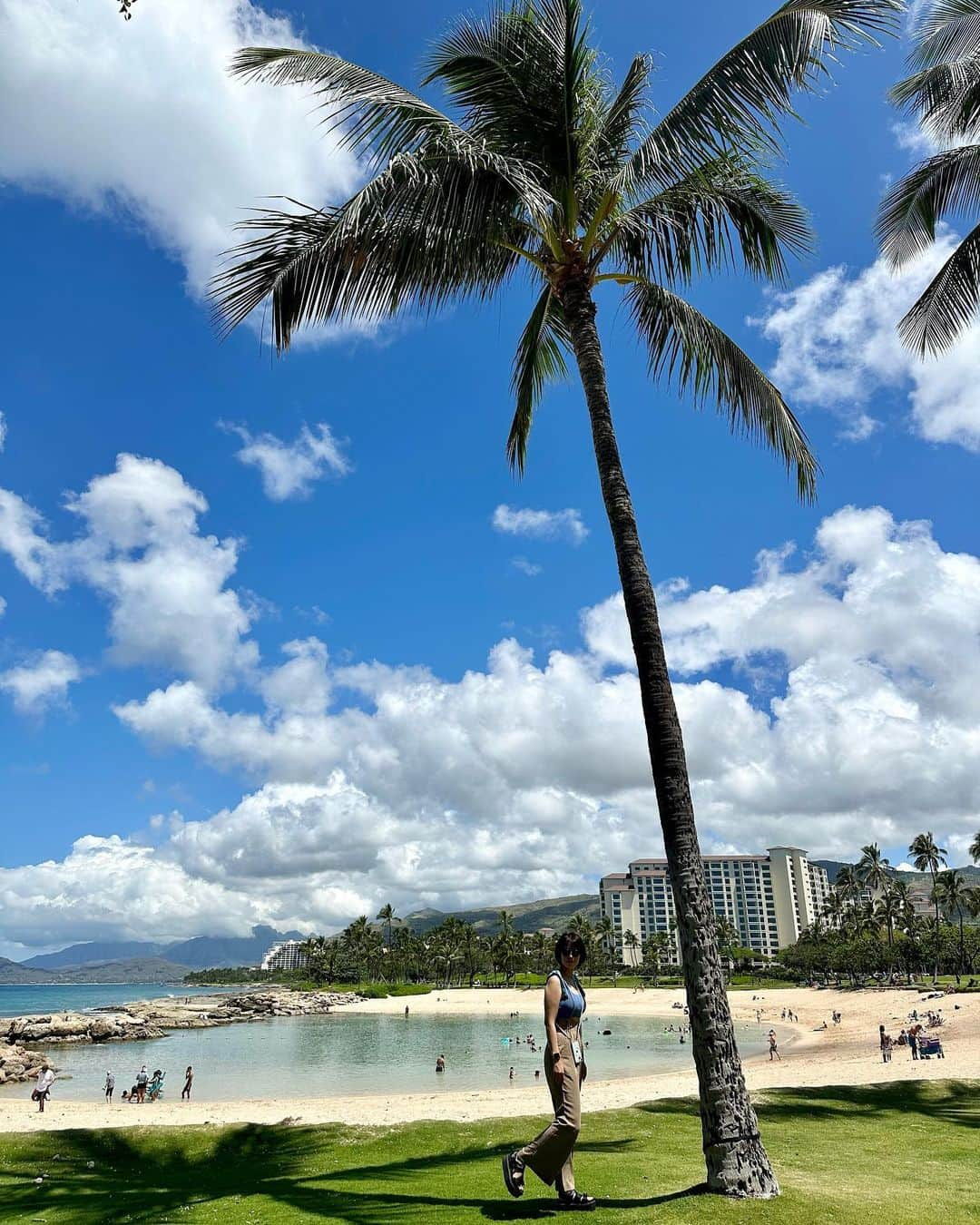 足立かりんさんのインスタグラム写真 - (足立かりんInstagram)「Hawaii🏝️ #初めてこっち側きた #なんなんだこのエリア @disneyaulani  があるリゾート施設 #ホント最高すぎる #デリ買って公園でlunch #こののんびり空間やばいね #大好きスポットに追加 #koolina#hawaii#hawaiitrip#女子旅#旅猿娘」4月28日 16時00分 - karinadachi