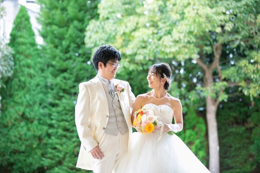 のインスタグラム：「． ． @agnesgarden_nabari ． [#前撮り] ． ご希望のイメージをお預かりさせていただき撮影いたします⸜❁︎⸝‍ ． 館内での撮影以外にもロケーションでの撮影も可能です𖤣𖥧𖥣𖡡 ． 撮影したお写真は事前にお渡しが可能のため#ウェルカムボード や#ウエルカムスペース  ご使用いただけます𓈒𓏸𓐍  ． 事前のデータお渡しご希望の際はお伝えくださいませ໒꒱ ． 𓏸𓈒 𓐄 𓐄 𓐄 𓐄 𓐄 𓐄 𓐄 𓐄 𓐄 𓐄 𓐄 𓐄 𓐄 𓐄 𓐄 𓐄 𓐄 𓐄 𓐄 𓐄 𓐄 𓐄 𓐄 𓈒𓏸 ． ◌𓈒 おすすめフェア ◌𓈒 ． 5月5日(金)11:00・13:00(2部制) お料理重視必見！【ゲスト高評価の味を堪能】フレンチ無料試食付き相談会 ． 5月6日(土)11:00・13:00(2部制) 【前日予約OK】全館見学&フレンチ無料試食&ブライダル相談会 ． ☆GW限定フェア開催☆ ． 【GW限定/8大特典付き】全館見学&ウエディング相談会 ． 日程:5月3日(水)～5月7日(日) 時間:①11:00~ ②13:00~ ③14:00~ ④15:00~ ⑤17:00~ ． ． その他日程も、ブライダルフェア開催中！ 問い合わせ＆ご予約受け付けております𓂃𓈒𓏸 ． ． 𓏸𓈒 𓐄 𓐄 𓐄 𓐄 𓐄 𓐄 𓐄 𓐄 𓐄 𓐄 𓐄 𓐄 𓐄 𓐄 𓐄 𓐄 𓐄 𓐄 𓐄 𓐄 𓐄 𓐄 𓐄  𓈒𓏸 ． 他にも先輩カップルの写真を掲載中໒꒱· ﾟ ． [ #アニエスガーデン名張 ] ． ぜひご覧ください⋆°｡ ． 𓏸𓈒 𓐄 𓐄 𓐄 𓐄 𓐄 𓐄 𓐄 𓐄 𓐄 𓐄 𓐄 𓐄 𓐄 𓐄 𓐄 𓐄 𓐄 𓐄 𓐄 𓐄 𓐄 𓐄 𓐄  𓈒𓏸 ． #アニエスガーデン #三重 #三重県 #名張 #伊賀 #名張市 #伊賀市 #プレ花嫁#プレ花嫁準備#東海花嫁#三重花嫁 #結婚準備 #三重県結婚式 #三重県結婚式場 #三重結婚式 #三重結婚式場 #奈良結婚式 #結婚式 #ウエディング三重#前撮りポーズ#ウエディングドレス#タキシード#ブーケ#ガーデン#ウエディングフォト ． ． Tel:0595-62-0214 Open:平日11:00~18:00  土日祝10:00~19:00 Close:毎週火曜・水曜」