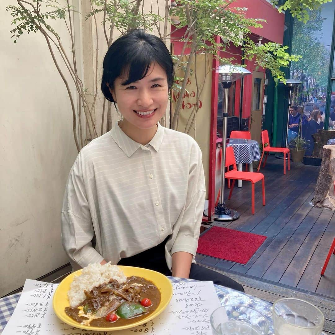 瓜生明希葉さんのインスタグラム写真 - (瓜生明希葉Instagram)「いい天気だねぇ。 季節に一度食べたくなるカレー😊  背景がシャンゼリゼ通りの巨大写真なのもすき。  ずっとこのままでいて欲しいレストラン。  #カレー好き #にこたまランチ #ドレッシングが美味しい」4月28日 16時05分 - akiha_uryu