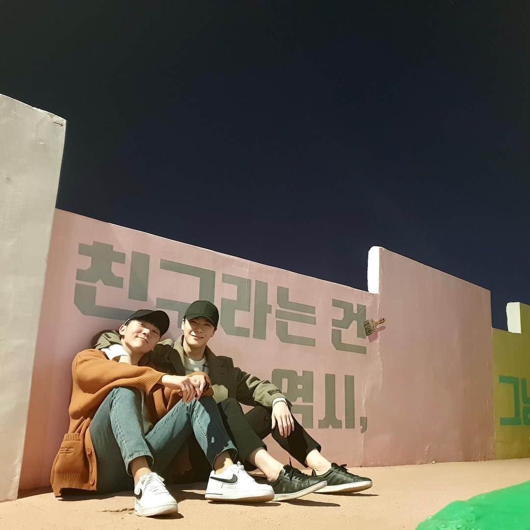 スングァンのインスタグラム：「세상이 다르게 보이게 하는 사람이었다 넌 이렇게 잘 맞기도 힘든데  도착지 없이 몇시간 동안 걸어도 보고 예쁜 풍경보면 꼭 카메라에 담고 밤하늘 보며 사색에 잠겨보고 술에 취해 길에서 노래 부르고 취해 잠들어도 내 휴대폰 꼭 충전해주고 자고 비가 쏟아지는 날에도 운동하자고 홀딱 맞으면서 남산에 올라가고 출출해서 결국 야식 시켜 먹고 자면 다음날 누가 더 부었나 사진 보내주고 같이 밥 먹을 때면 나보고 "아부지 잘 묵네” 하고 흐뭇하게 바라봐 주고 별거 아닌 일에 실없이 웃어도 보고  별거 아닌 말에 얼굴 붉히며 싸워도 보고 서운한 마음에 자존심 부리며 연락도 안 해보고 결국 보고 싶어 미안하다 서로 사과하고 화해하고 언제 그랬냐는 듯 더 재밌게 놀고 열심히 논 만큼 또 열심히 일하고 그것마저 너무 잘해버려서 또 기특하고 나를 누구보다 세심하게 모니터 해주고 또 누구보다 진심으로 존경 해주고 내 주변 모든 사람에게 예의 바르고 착해서 너 얘기가 나오면 모두가 널 칭찬하고 모든 일을 내 일처럼 기뻐해 주고 슬퍼해 주고 사랑한다는 말이 서로에게 낯간지럽지 않았던 마지막까지 나를 안아주고 위로해주던 내 친구 빈아 좋은 사람이라고만 표현하기엔 턱없이 부족한 놈  내 평생 자랑거리다 넌  나 그래도 이 정도면 가장 친한 친구라고 자부심 가지고 살아도 되지?  너를 보려면 볼 수 있고 들으려면 들을 수 있어 네가 정말 천국에서 지켜보고 있다고 믿고 있거든  이번 활동도 모니터 해줄거지? 너의 피드백은 내가 반영할 거니까 꼭 봐줘 너가 본다고 생각하고 어떻게든 해낼게  너의 친구가 될 수 있어서 정말 영광이었다 그리고 내 친구가 되어 주어서 너무 고마웠다 많은 걸 배우고 느끼게 해줘서 또 한 번 고맙다   거기선 그냥 아무나 돼, 모든 책임감 부담감 죄책감 다 내려놓고 좋아하는 거 맘껏 하면서 나 기다려주라 난 다 머금으며 살아가려고 이 추억이 조금이라도 흐릿해지지 않게 너의 사람들 챙기면서  같이 맘껏 추억하면서 살 거야  너를 사랑해줬던 모든 사람들을 위해서라도 내가 머금은 추억들을 널리 퍼트릴게 그때마다 또 흐뭇하게 웃으면서 바라봐 주라 부탁하고 싶은 거 있으면 꿈에 나와주고 다음 생에도 무조건 내 친구다 올라가서 보자! 보자마자 진짜 꽉 안아줄게 많이 사랑한다🫶빈아 고생했다」
