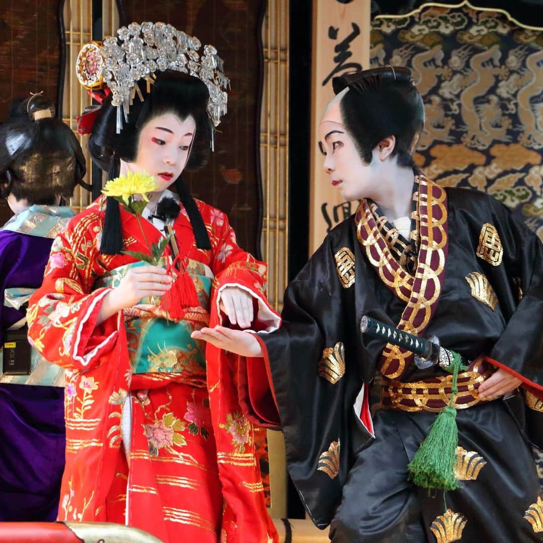 滋賀県長浜市のインスタグラム：「長浜曳山祭ダイジェスト(4)本日（ほんび）。いよいよクライマックス、今回は長浜450年を記念して、全13基の曳山が御旅所に勢揃い。時折、降る雨を吹き飛ばす盛り上がりでした。#長浜#nagahama#長浜曳山祭#festival#子ども歌舞伎#曳山勢揃い#長浜450年」