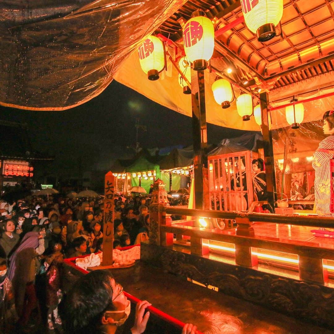滋賀県長浜市さんのインスタグラム写真 - (滋賀県長浜市Instagram)「長浜曳山祭ダイジェスト(4)本日（ほんび）。いよいよクライマックス、今回は長浜450年を記念して、全13基の曳山が御旅所に勢揃い。時折、降る雨を吹き飛ばす盛り上がりでした。#長浜#nagahama#長浜曳山祭#festival#子ども歌舞伎#曳山勢揃い#長浜450年」4月28日 16時08分 - nagahama_city