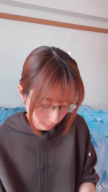 河村唯（うめ子）のインスタグラム：「ライブの郵送特典に、 サインをしてるインスタライブ。」