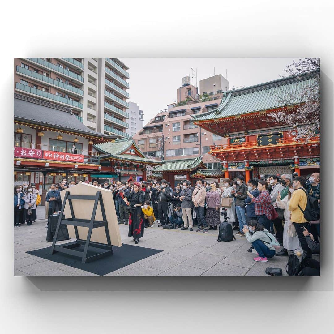 原愛梨さんのインスタグラム写真 - (原愛梨Instagram)「I performed calligraphy art at Kanda Myojin. ⛩🇯🇵 Airi Hara solo exhibition ⁡ ⁡ 神田明神でパフォーマンスさせていただきました。2023/03/21 ⁡ #原愛梨展 ⁡ ⁡ ⁡ ⁡ 🖌🖌Airi  Hara ⁡ ⁡ ⁡ #calligraphy  #書道アート #書道家 #書道アーティスト #原愛梨 #airihara」4月28日 16時12分 - airi_hara1002