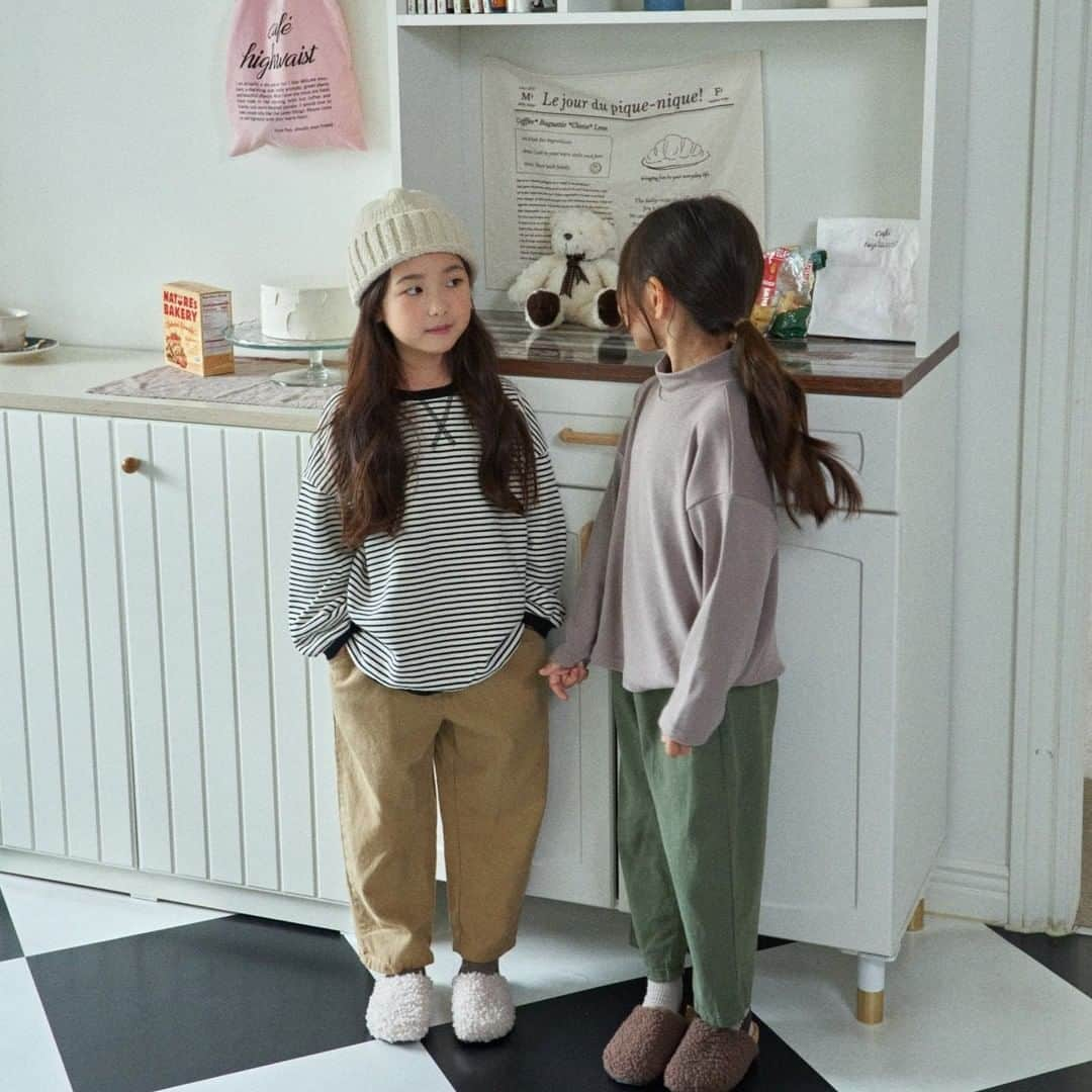 こども達をラブリーにさせる韓国子供服ですー☀のインスタグラム：「. . ☑basic cotton pants(kids) . . . 定番のゆるコットンパンツが大人気！ . ハリのあるしっかりとした素材感なのに サラッとした履き心地でレビューでも好評です✨ . シルエットはゆるめでカジュアルに着られるから 普段使いしやすくて着回し万能👌 . . 今回、在庫限りで140-150cmの入荷しました。 ぜひ兄弟姉妹でリンクコーデしてみてくだい♡ . . . . . . . ,,,,,,,,,,,,,,,,,,,,,,,,,,,,,,,,,,,,,,,,,,,,,,,,,,,,,,,,,,,,,,,,,,,  size：80-150cm color：9colors ,,,,,,,,,,,,,,,,,,,,,,,,,,,,,,,,,,,,,,,,,,,,,,,,,,,,,,,,,,,,,,,,,,, . . . . . . . . . . . . . . . #韓国子供服 #マリンキャッスル #キッズパンツ #コットンパンツ #女の子ママ #男の子ママ #こども服 #ベビー服 #こどものいる暮らし #保育園着 #幼稚園着 #コドモノ #おしゃれママさんとつながりたい #春コーデ #韓国こども服 #産休 #育休 #春ファッション #marinecastlewear #ナチュラルコーデ #韓国ファッション #2023spring #プチプラコーデ #赤ちゃんのいる暮らし #ボトムス #23春アパレル #kids #マリンキャッスルコーデ」