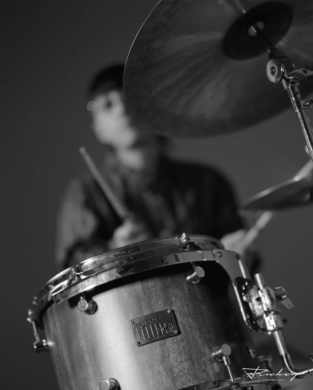 Nosukeのインスタグラム：「📷PART 4📷  Film Photo by RICKEY HIROKAWA (フィルムアーティスト) @rickeyhirokawa  THANKS @yuumi817   HAIR MAKE @yo_da_hm @526sugi   DRUMS & CYMBALS @canopusdrums  @canopusdrumsjp  @sabiancymbals  #filmphotography #rickyhirokawa #nosuke #nosukedrums #drums #canopus #canopusdrums #sabian #sabiancymbals」