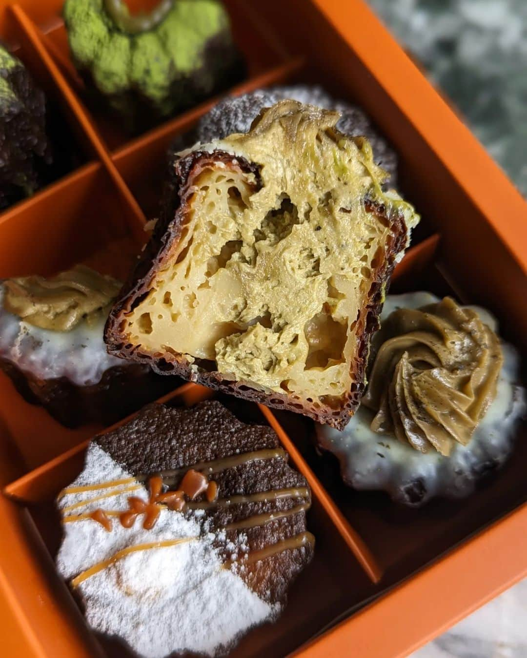 Li Tian の雑貨屋さんのインスタグラム写真 - (Li Tian の雑貨屋Instagram)「the beauty of caneles   looks like the canele wave is going strong in Taiwan...and Japan. Managed to grab a box from an average bakery (not any patisserie) but these were surprisingly good. Not much variation in terms of flavors, i.e  oreo cookies, caramel' matcha but there was one that stood out -- Jasmine Tea.   📍 @sharingnature2018 松江店： 台北市中山區松江路99號1樓 新光三越信義A11店：台北市信義區松壽路11號B2 新光三越南西店： 新光三越台北南西店三館   #dairycreameatstw #taiwan #台北美食 #sgfoodies #台湾 #yummy #igfood #viral  #foodporn  #instafood #burpple #sgfoodies #gourmet #eatlocal  #bonappetit #snack #台湾美食 #travel  #台北甜點  #抹茶 #pastry  #desserts #pastries #matcha #caneles」4月28日 16時18分 - dairyandcream