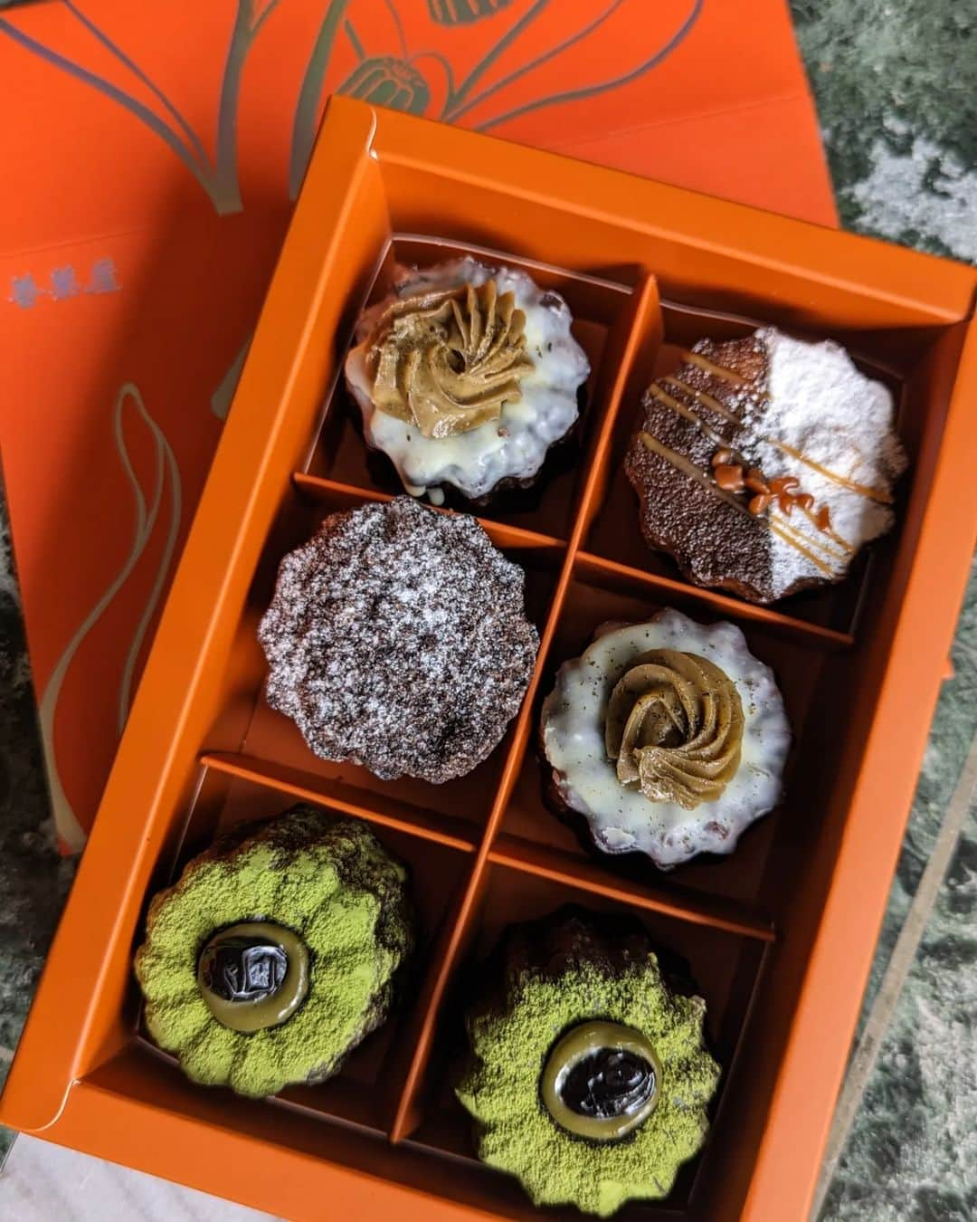 Li Tian の雑貨屋さんのインスタグラム写真 - (Li Tian の雑貨屋Instagram)「the beauty of caneles   looks like the canele wave is going strong in Taiwan...and Japan. Managed to grab a box from an average bakery (not any patisserie) but these were surprisingly good. Not much variation in terms of flavors, i.e  oreo cookies, caramel' matcha but there was one that stood out -- Jasmine Tea.   📍 @sharingnature2018 松江店： 台北市中山區松江路99號1樓 新光三越信義A11店：台北市信義區松壽路11號B2 新光三越南西店： 新光三越台北南西店三館   #dairycreameatstw #taiwan #台北美食 #sgfoodies #台湾 #yummy #igfood #viral  #foodporn  #instafood #burpple #sgfoodies #gourmet #eatlocal  #bonappetit #snack #台湾美食 #travel  #台北甜點  #抹茶 #pastry  #desserts #pastries #matcha #caneles」4月28日 16時18分 - dairyandcream