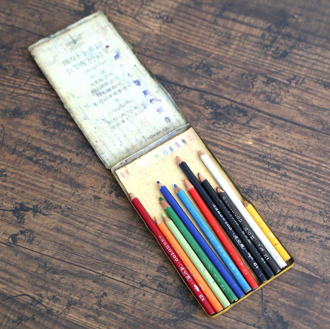 トンボ鉛筆さんのインスタグラム写真 - (トンボ鉛筆Instagram)「#トンボ文房具伝 ✏ 缶入りミニ色鉛筆H.O.P.(1940年代) ～かつてのトンボ製品でひとときのタイムトラベル～  明日は #昭和の日 ということで、昭和の文具をご紹介 こちらは、昭和15年頃の色鉛筆✏️ トンボの下にあるH.O.P.は創立者の小川春之助(Harunosuke Ogawa)とPencilの頭文字からです。  約80年前の色鉛筆ですが持ち主の方が大切にお持ちいただいていたのをお譲りいただいたものです。 大事にされていた様子がよくわかり、嬉しく思い今回ご紹介させていただきました😉  #tombow #tombowpencil #トンボ鉛筆 #色鉛筆 #昔の鉛筆 #レトロ #昭和レトロ #懐かし文具」4月28日 16時30分 - tombowpencil