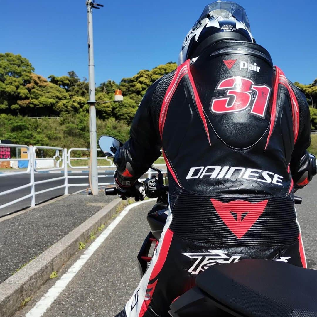 原田哲也さんのインスタグラム写真 - (原田哲也Instagram)「茂原スクール！ aprilia Tuono660 & New color  suit‼️ #araihelmet #dainese #aprilia #tuono660 #アライヘルメット #ダイネーゼ#茂原ツインサーキット #ミシュラン」4月28日 16時30分 - tetsuya_harada31