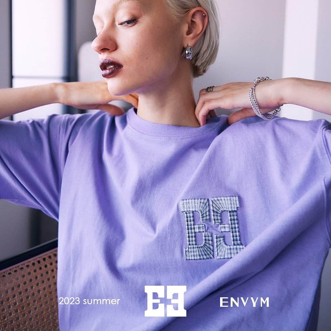 ENVYMのインスタグラム：「【23’𝙎𝙪𝙢𝙢𝙚𝙧 𝘾𝙤𝙡𝙡𝙚𝙘𝙩𝙞𝙤𝙣】 ⁡ ⁡ 今シーズンのロゴを使用したアイテムが大集結!! ⁡ ⁡ Eロゴデザインにも注目✨ ⁡ ⁡ ーーーーーーーーーーーーーーーーーーーーーーーー ⁡ ⁡ 2023夏のビジュアルが Webstoreで公開中！！ ⁡ ⁡ ぜひプロフィールTOPのURLからご覧下さい♪ ⁡ ⁡ ⁡ #envym #2023ss #spring」