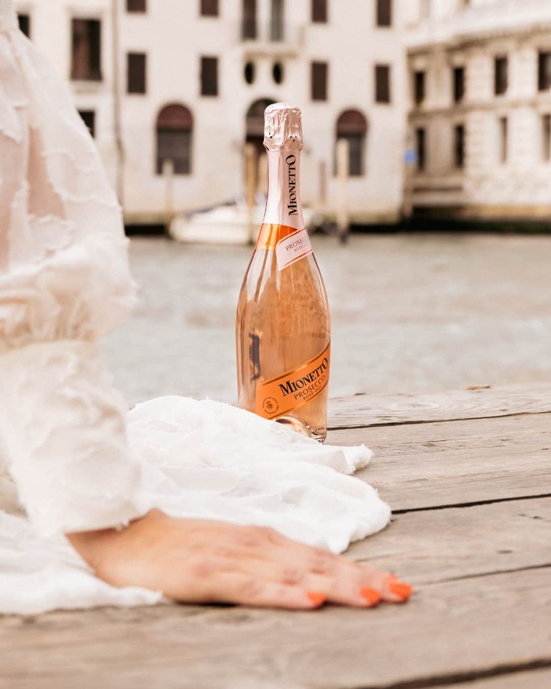 Mionetto Proseccoのインスタグラム：「🥂 Oggi giornata a Venezia, degustando il nostro Prosecco Rosé e ammirando una delle città più belle del mondo, cosa si può volere di più?  🥂 Today's day in Venice, tasting our Prosecco Rosé and admiring one of the most beautiful cities in the world, what more could you want?  #mionetto #prosecco  #mionettoeshop  #mionettoprosecco  #mionettoinsieme #orangesoul  #rosewine #rosewinelovers #proseccorosé #proseccolover #proseccotime #proseccosuperiore #proseccohills #collinedelprosecco  Bevi Mionetto responsabilmente⁣⁣⁣⁣ Enjoy Mionetto responsibly」