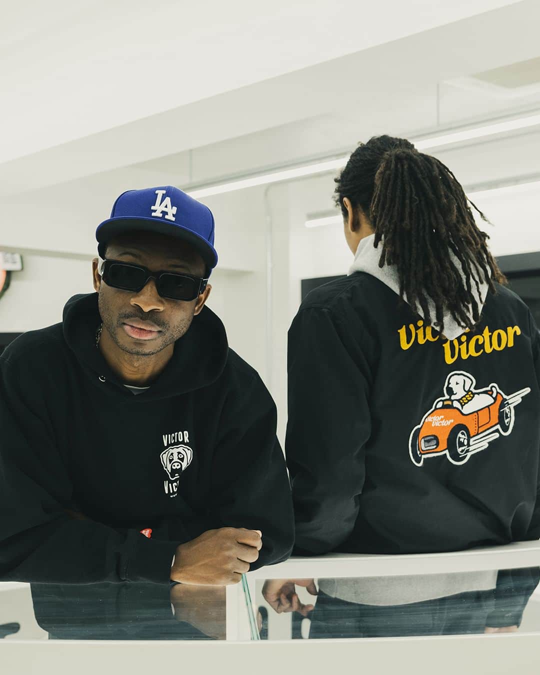 のインスタグラム：「@hypebeaststyle : @nigo 手掛ける @humanmade から、米国発の音楽レーベル Victor Victor Worldwide（ヴィクター・ヴィクター・ワールドワイド）とのコラボレーションアイテムがリリース決定。  昨年3月25日に世界同時発売となった NIGO®️ の約18年ぶりのニューアルバム『I Know Nigo』のリリース元である Victor Victor Worldwide は、故 Pop Smoke（ポップ・スモーク）を輩出したレーベルとして知られている。現在同レーベルのオフィシャルサイトでは、NIGO® とレーベル創業者兼 CEO の Steven Victor（スティーブン・ヴィクター）をはじめ、HUMAN MADE®️ を愛用する豪華ラッパーたちのオフショットを収めた『I Know Nigo』のメイキングムービーが公開中だ。  続きは @hypebeastjp のプロフィール🔗から Photo : HUMAN MADE®️」