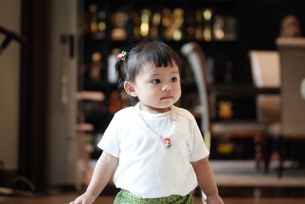 Aurelのインスタグラム：「Masya Allah TabarakAllah..  Turun dr kamar Ameena kasih kejutan td pagi ke Mama dan Papa.. rambutnya udh bisa kuncir 2 😘🤲🏽  Gimana onty penampilan ameena? Suka gak?😍🥰」