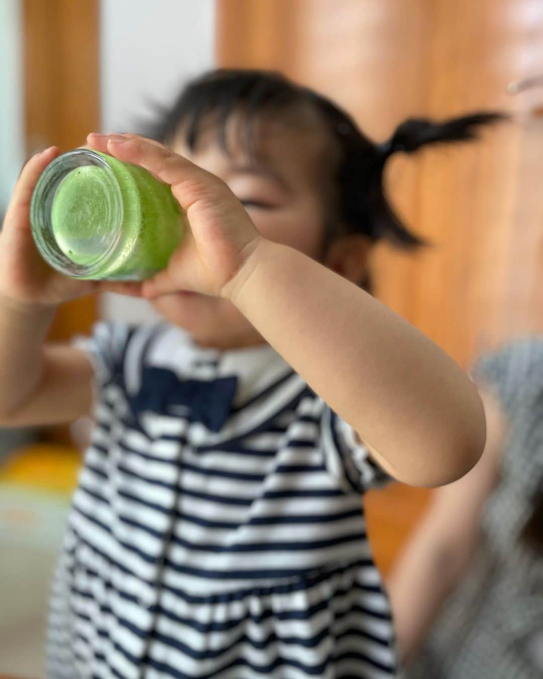 逢月あかりさんのインスタグラム写真 - (逢月あかりInstagram)「青汁を作っていたら娘が飲みに来ました👧🏻  牛乳で割っていたのが美味しかったようでおかわりまで言われました笑😂  リッチグリーンは農薬不使用で栽培された国産の大麦若葉を使用していて、甘味料や香料・着色料などが無添加なので安心して飲めます☺️  大麦若葉本来の栄養素をそのまま取り入れられるので、栄養補助に飲んでいます🌱  #ケンプリア #リッチグリーン #kenpria #生搾り青汁 #生きた酵素 #richgreen #酵素が生きている青汁 #大麦若葉青汁#おうち美容#美容ケア #pr#子育てママ#子育て中 @kenpria_official」4月28日 16時35分 - akari.ouzuki