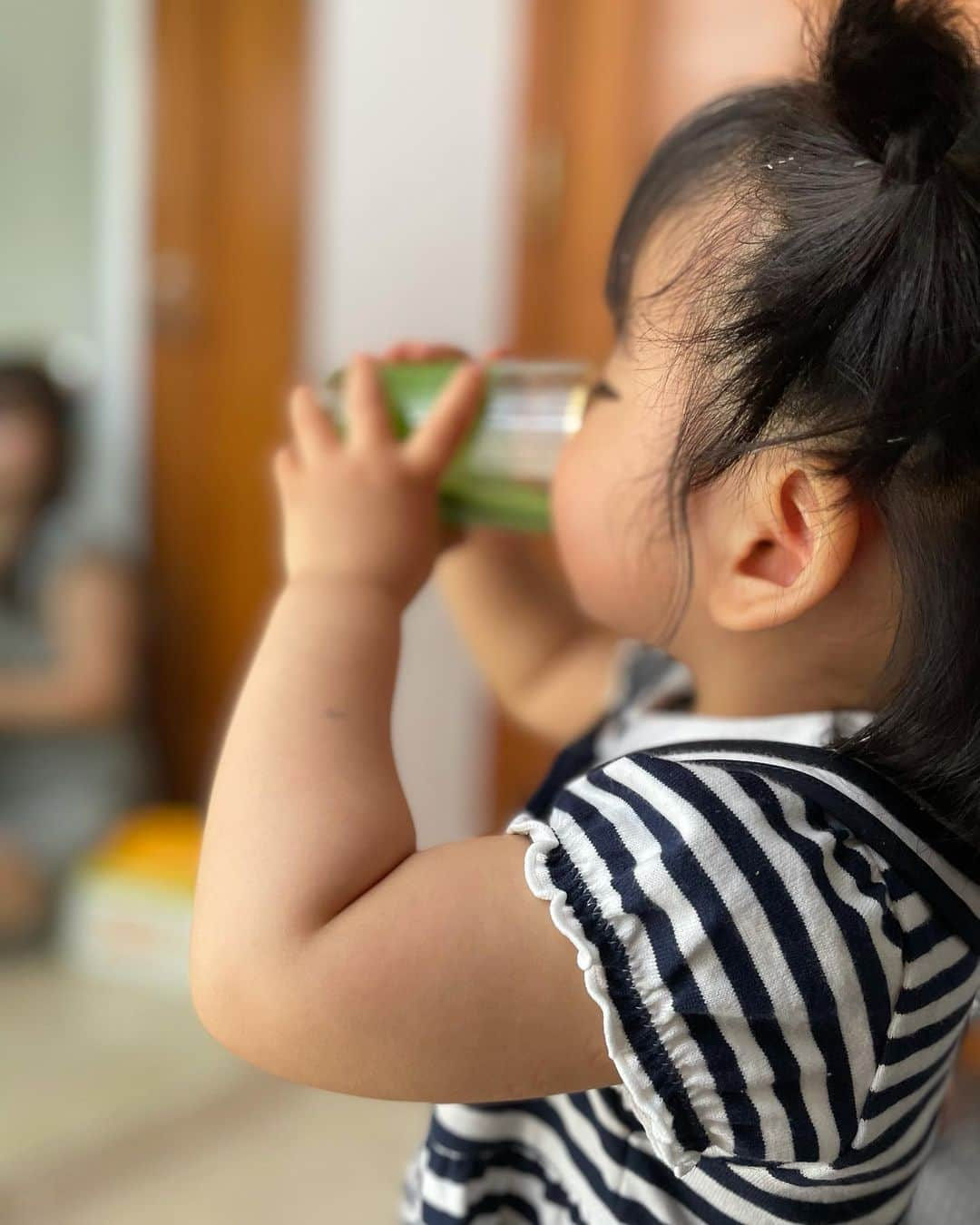 逢月あかりさんのインスタグラム写真 - (逢月あかりInstagram)「青汁を作っていたら娘が飲みに来ました👧🏻  牛乳で割っていたのが美味しかったようでおかわりまで言われました笑😂  リッチグリーンは農薬不使用で栽培された国産の大麦若葉を使用していて、甘味料や香料・着色料などが無添加なので安心して飲めます☺️  大麦若葉本来の栄養素をそのまま取り入れられるので、栄養補助に飲んでいます🌱  #ケンプリア #リッチグリーン #kenpria #生搾り青汁 #生きた酵素 #richgreen #酵素が生きている青汁 #大麦若葉青汁#おうち美容#美容ケア #pr#子育てママ#子育て中 @kenpria_official」4月28日 16時35分 - akari.ouzuki