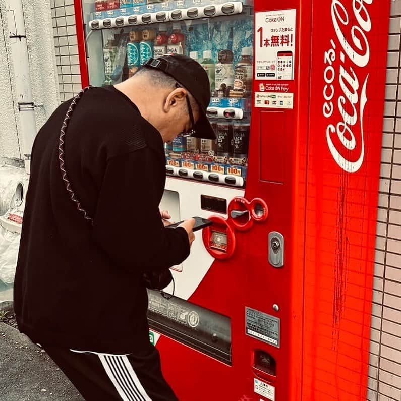中野英雄のインスタグラム：「自販機とwifiで繋ぎ 買う勉強してます‼️ お爺さんにはツライ  #instagood #enjoy #japan #happy #tokyo #自販機好きと繋がりたい」