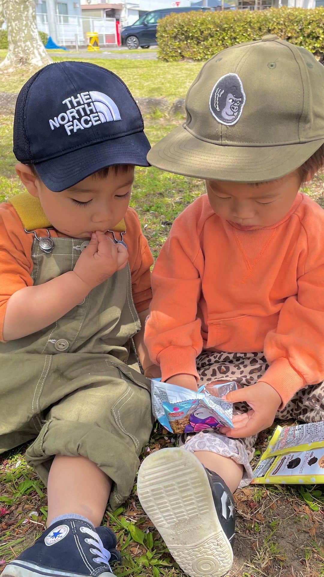 AMIのインスタグラム：「👦🏻 . 善が生まれてから1番頻繁に遊んでもらってる まこさん、あかし君、あんじゅちゃん👦🏻👧🏻🌸 これから善が通う保育園の親子イベントに 去年の秋くらいに参加させてもらって その時に初めて会って仲良くなったまこさん😻🫶🏻 善はあかし君とあんじゅちゃん大好きで 遊ぶと三姉弟に見えてくるくらい仲良くしてくれて いつもお世話になってる🥹 最近は善とあかし君にも自我が出て来て たまーに喧嘩もするけど どんなに広い場所にいても ずっとくっついて遊んでる😌 そんな姿見るのが母達もだいすき❤︎❤︎ 今年の秋からは一緒の保育園に通える🐧 載せたい写真と動画がありすぎて 簡単にムービー作った🎬✨ 明日も遊びます🤣楽しみ〜！！！ . #お友達紹介 #成長ムービー」