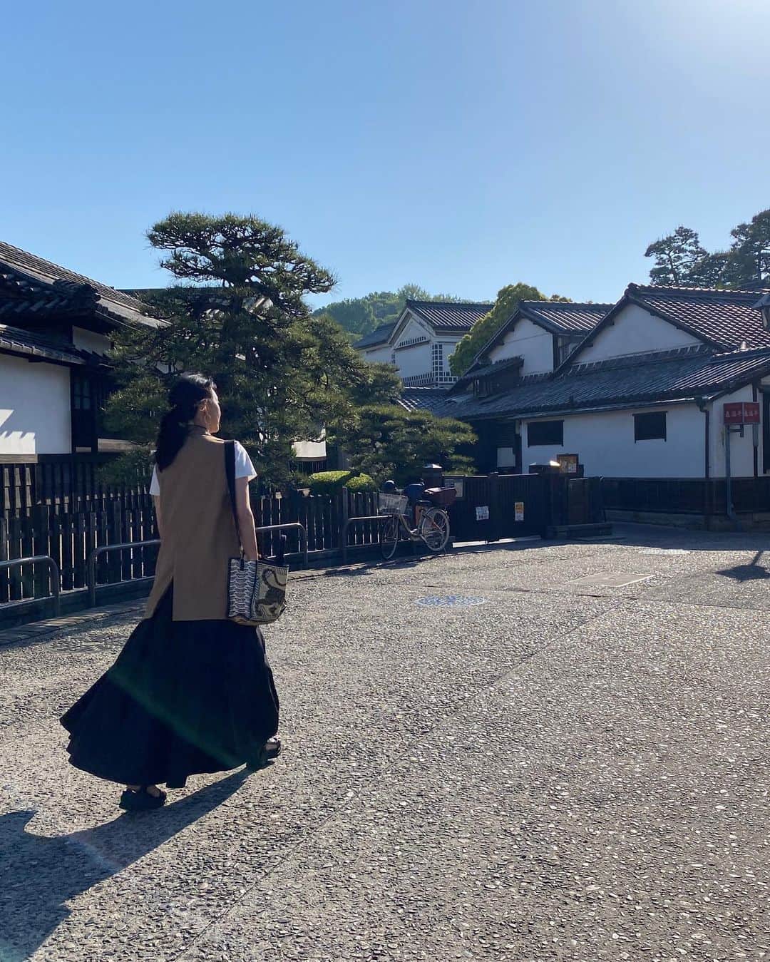 とよた真帆さんのインスタグラム写真 - (とよた真帆Instagram)「岡山県倉敷市にロケに行きましたよ✨  以前 修学旅行で行きまして子供の時とは街並みや美術品に対しての感じ方も随分と違い感慨深かったです😀  よく歩くロケでしたので 先日、新しく出た @pdst.jp の @maenorichang  #前田典子 ちゃんと @noname.japan のコラボサンダルを履いてフカフカした弾みをつけて楽に歩きました👍  洋服は私服ですが @rikaco_official  #rikaco さんの @lovegiveslove ✨  パールボタンが付いたジレ、ロゴTシャツ、くるぶしまであるロングスカートがお気に入りです。  バッグはヘビロテの @pdst.jp   #番組撮影  #倉敷  #kurashiki  #ノーネーム  #パッサージュドゥストックマン  #inouieditions」4月28日 16時42分 - maho_toyota