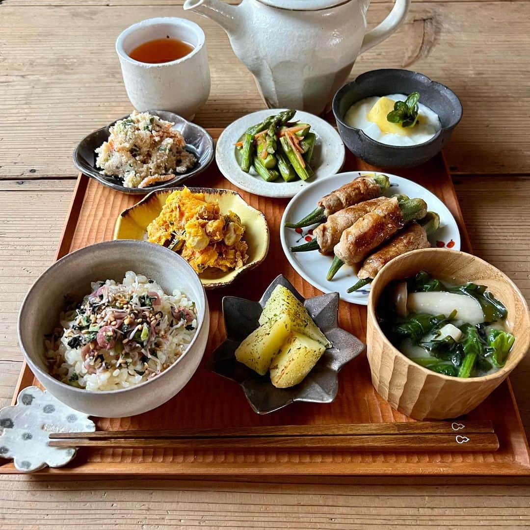 のインスタグラム：「☆ 🍴肉まきおくら 🍴のり塩ポテト 🍴かぼちゃとクリチのカレーサラダ 🍴アスパラのバターソテー 🍴卯の花 🍴梅しらす雑穀米 🍴エリンギ、わかめ、ほうれん草のお味噌汁 🍴パインヨーグルト ． ． 明日から長〜い連休が 始まります😞 連休明けてから 遊びに行く予定があるので GW中はおとなしくしてる つもりなので 余計に長いんですが😂 おでかけもしやすくなったし 皆さんも楽しんでくださいね ． ． ・・・・・・・・・・・・・・・ #夜ごはん#常備菜#作り置き #つくりおき#ごはん#おうちごはん#手作りごはん#マカロニメイト#てづくりごはん365# ばんごはん#からだにやさしいごはん #体に優しいごはん#うつわ好き#器好きな人とつながりたい #japanesefood #lunch #晩御飯#おうちカフェ#まごわやさしい#晩ごはん#よるごはん #夜ご飯」