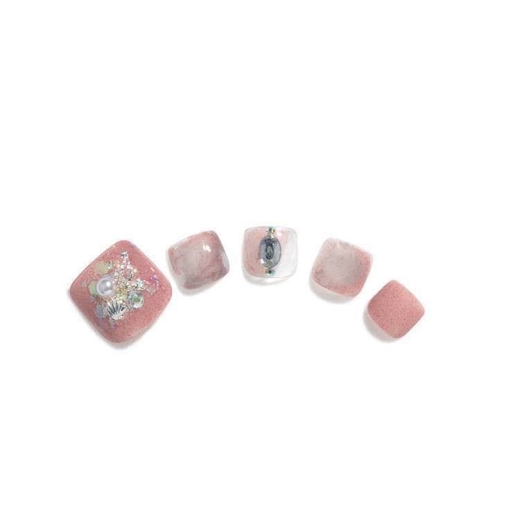 パラドゥ (ParaDo) ネイル部のインスタグラム：「ミニネイル 春夏新色のご紹介💅✨  トレンドカラーをワンシーズン使い切りサイズの385円（税込）で気軽に試せるパラドゥ　ミニネイル。 2023年春夏新色が、#セブンイレブン にて発売中✨  今季のテーマは、「Romantic Soda（ロマンティック ソーダ）」。  過ぎ去った6 つの恋の記憶を、甘いクリームソーダに閉じ込めた、春夏カラー全6色。 その質感はソーダ水を思わせるみずみずしさ、色はトレンドのくすみトーン。 指先にのせるだけで、あの時の恋に包まれた、甘酸っぱい想い出がよみがえる。 懐かしいのに新しい、「エモーショナルなひととき」が始まります。  ～アレンジのご紹介～（使用色：画像2枚目） PK16 スナハマソーダ（ピンク系） 貝殻やパールをアクセントに、春夏らしい指先 ぜひセブンイレブンの店頭でもチェックしてみてくださ い！  #パラドゥ #pardo #ミニネイル #新作コスメ #新色#新色コスメ #コンビニコスメ #RomanticSoda#クリームソーダネイル #春コスメ #セルフネイル#パラドゥネイル部 #パラドゥネイル #2023ss #セルフネイル部 #nailpolish #네일컬러 #指甲油 #ネイル #japancosmetics #코스메틱 #彩妆 #化妝 #コスメ #seveneleven #japantrip #春天美甲 #美甲推薦」