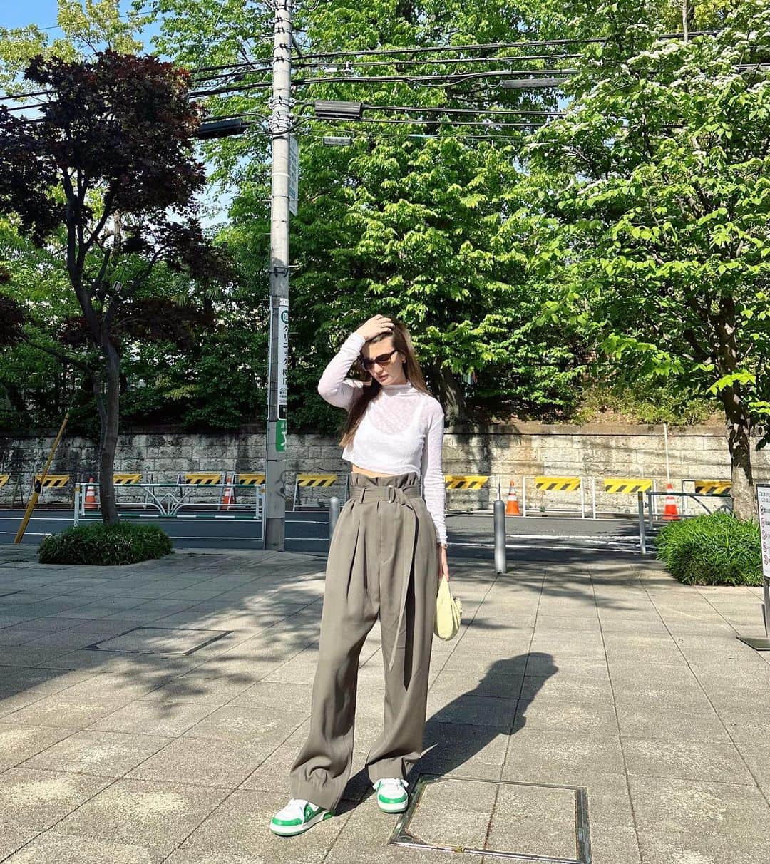 マギーのインスタグラム：「🌿💚🪐🧚🏻‍♀️ 直感、フィーリング 大事にしてこ〜  Tops: @areyouami  Pants: @ujoh.official  Kicks: @louisvuitton  Sunnys: @stellamccartney   ネイルも新しくした！ ホロキラキラが気分🫶🏻 @cuore_tomd」
