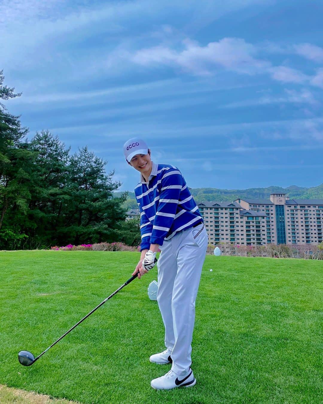 シン・スハンのインスタグラム：「난봉꾼 동혀니가 사준 아이언셋트로 함께 란딩 ⛳ 고마워용👍🏻 @jdh12345」