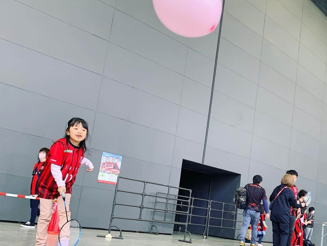 コンサドーレ札幌さんのインスタグラム写真 - (コンサドーレ札幌Instagram)「札幌はすっかり桜も咲いて、いい季節になりましたね🌸  さて、みなさんゴールデンウィークのご予定は決まりましたか？ コロナ禍が落ち着きつつある今年GWは家族でお出かけするという方も多いのでは🎒🫶  そんな中、北海道コンサドーレ札幌では、ファミリーでのレジャーにピッタリのイベント「GOLDENチルドレンズDAY」を開催します👶👧👦✨  北海道コンサドーレVS鹿島アントラーズ 5/3(水・祝)14:00キックオフ  札幌ドーム　←雨でも安心☺☔  ⚫️GOLDENチルドレンズDAYキッズ向けイベント🔴  🎁小学生以下のお子様全員に「ドーレくんサンバイザー」「お風呂ポスター」をプレゼント ⚽コンサキッズランド 　・ぬりえ/おりがみコーナー 　・デコラップアート工作 　・ミニ四駆体験 　・キッズエリア（ふうせんバドミントン、サッカーボール貸し出し） 🎈小学生以下のお子様に赤い風船をプレゼント 👓謎解きチャレンジ ☆コンサドーレ縁日 🏟ピッチ無料開放（試合後＆先着/整理券） 🌈ハーフタイムコンサドーレバズーカ ☀️キッズパーク  入場すると、これらすべてを無料でお楽しみいただけます！ 今年のゴールデンウイークはぜひご家族で札幌ドームへＧＯ🌈  ---------  スタッフがたまに聞かれること  Ｑ.ユニフォームを着ていかないといけないの？ A.全くそんなことありません！でも赤、黒を意識してコーディネートすると、より一層楽しめるかも🌈  Ｑ.ベビーカー置き場や授乳室はあるの？ A.札幌ドーム内にあります！迷ったら場内スタッフに聞いてみてくださいね！  実はコンサドーレのホームゲームは、小さいお子さん連れのファミリーがとても多いんです😊是非安心してご来場くださいね🙆‍♀️   困った時は、場内案内スタッフか総合案内所まで💁  #consadole #コンサドーレ #札幌レジャー　#北海道レジャー　#gw旅行 #ゴールデンウィーク #札幌ゴールデンウィーク #サッカー　#こども向けイベント」4月28日 16時51分 - hokkaido_consadole_sapporo